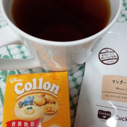 オシャレなティーカップじゃなくマグカップですが、今朝開封したてのマンゴー紅茶に、香港土産のマンゴーコロンを添えて♡(≧▽≦)♡マンゴーの華やいだ香り大好き～♥